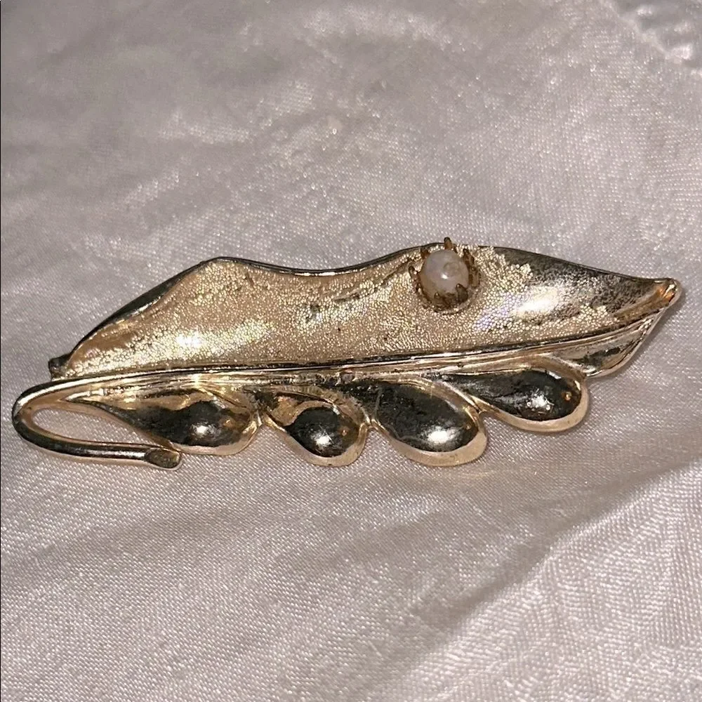 Vintage Gold Tone Leaf Brooch with Pearl‎ Accent